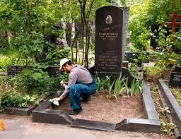Благоустройство могил на кладбище в Курске