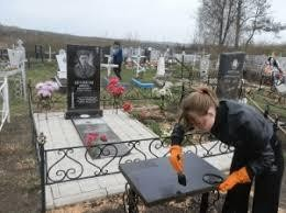 Уборка могил на кладбище в Курске